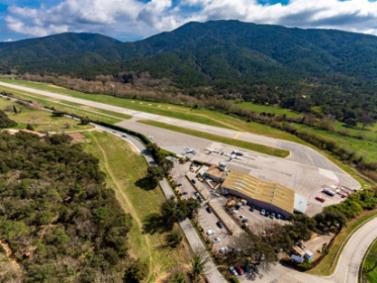 Vue aerienne aeroport saint-tropez