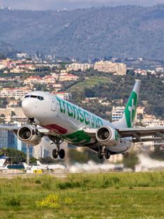 Avion de la compagnie aérienne Transavia sur les pistes de l'Aéroport Nice Côte d'Azur