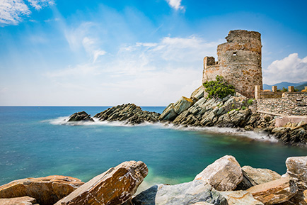 Les côtes de la Corse et ses tours Gênoises