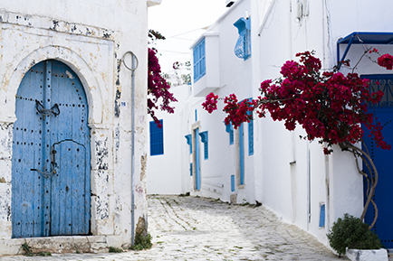 Rue typique aux façades blanc et bleu