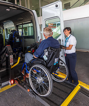 Rampe d'accès véhicule PMR aéroport Nice Côte d'Azur