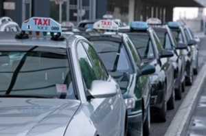 File de taxis à l'aéroport