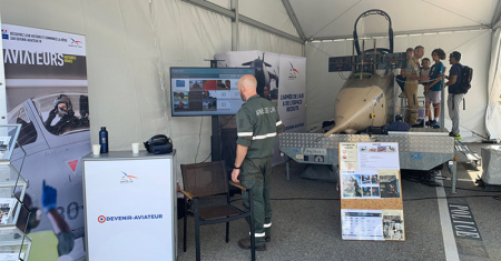 Feêt de l'aviation à Cannes-Mandelieu - Stand de l'armée de l'air