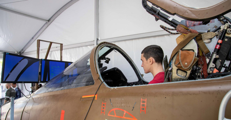 Jeune homme dans un avion de l'armée de l'air pendant la fête de l'aviation à Cannes-Mandelieu